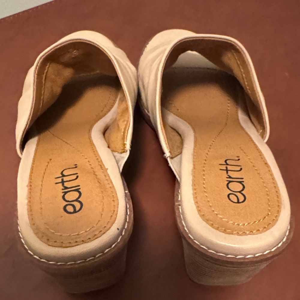 NEW Earth Women's Tan Ruched Mules - Picture 5 of 11